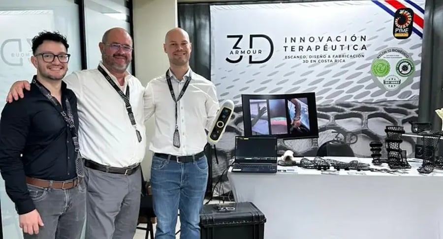 Equipo de 3D Armour en feria de innovación terapéutica mostrando dispositivos médicos impresos en 3D