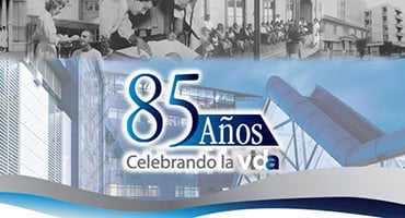 Banner conmemorativo de los 85 años del Hospital Clínica Bíblica con el lema Celebrando la vida, mostrando un collage de fotos históricas en blanco y negro junto a edificios modernos.