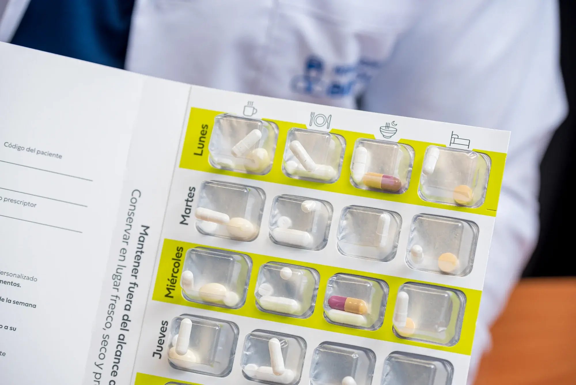 Blíster organizado con pastillas y cápsulas para los días de la semana.