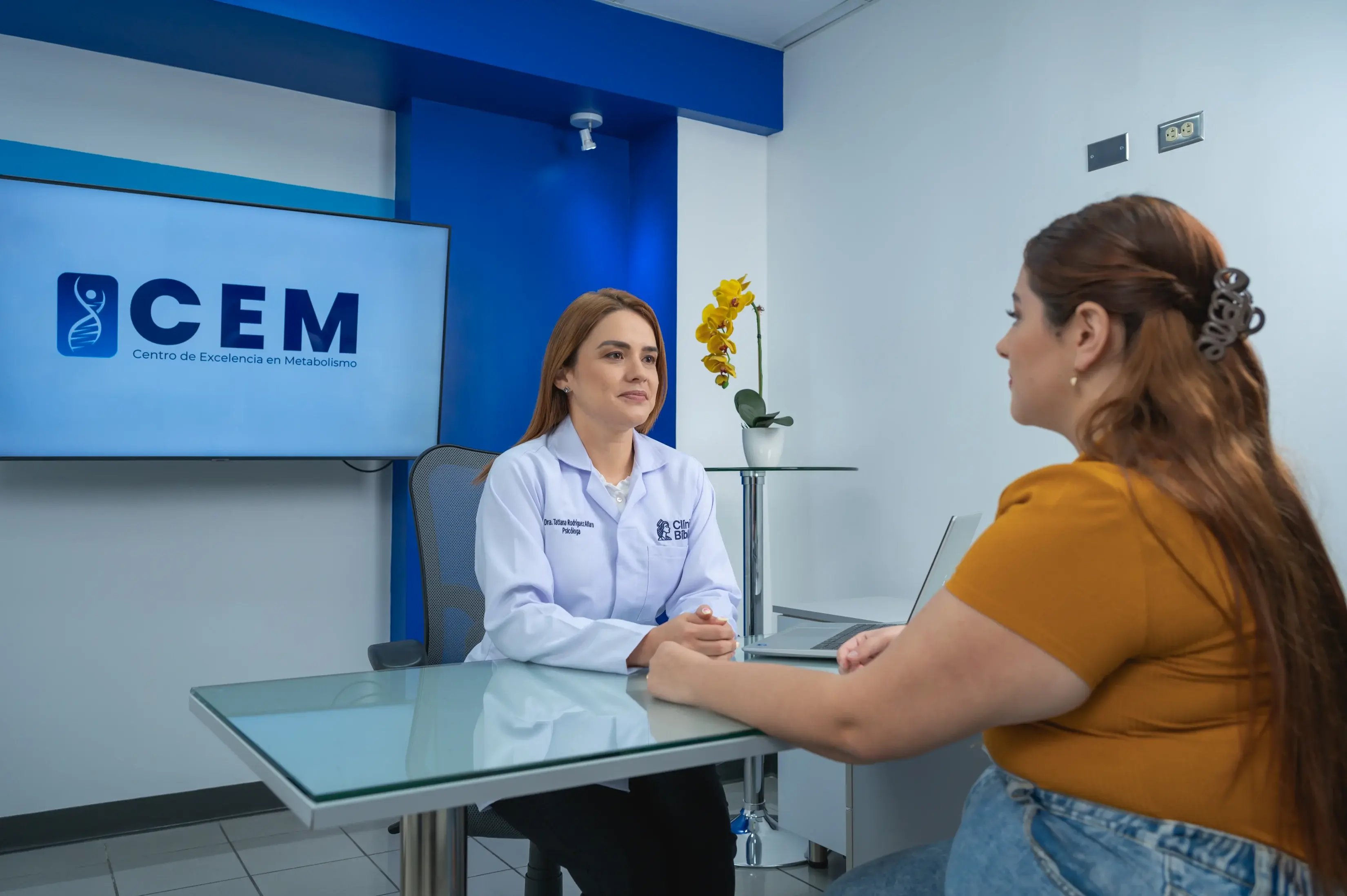 Consulta médica en el Centro de Excelencia en Metabolismo, doctora conversando con paciente.