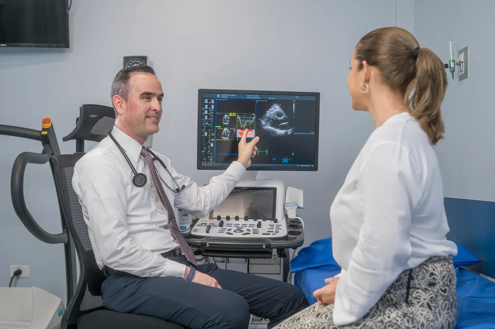 Cardiólogo explicando resultados de ecocardiograma a una paciente