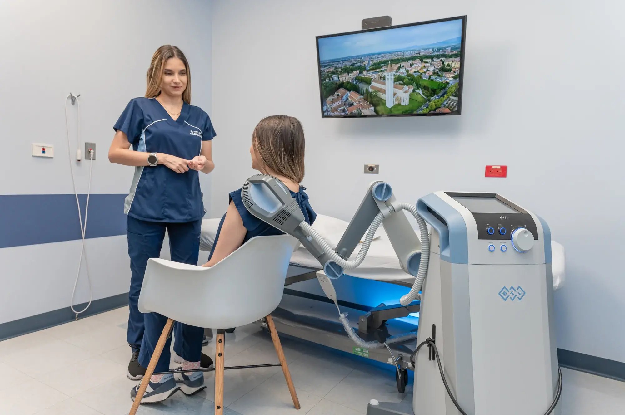 Terapia con equipo de estimulación magnética en hombro de paciente.