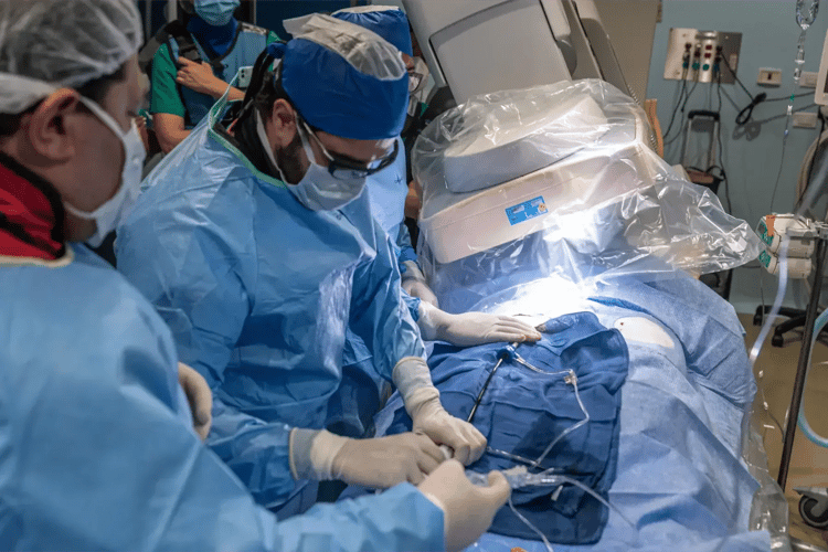 Cirujanos realizando intervención médica en quirófano con monitoreo avanzado