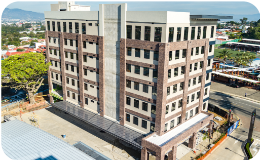 Vista aérea lateral del edificio de Clínica Bíblica en Escazú