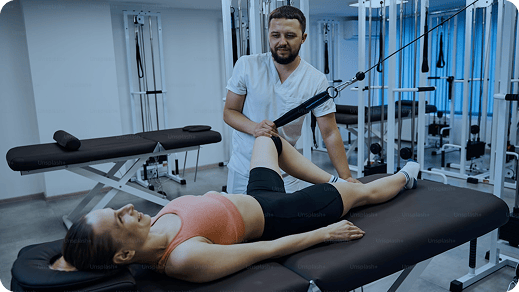 Ejercicio de rehabilitación con polea para la pierna de una paciente.