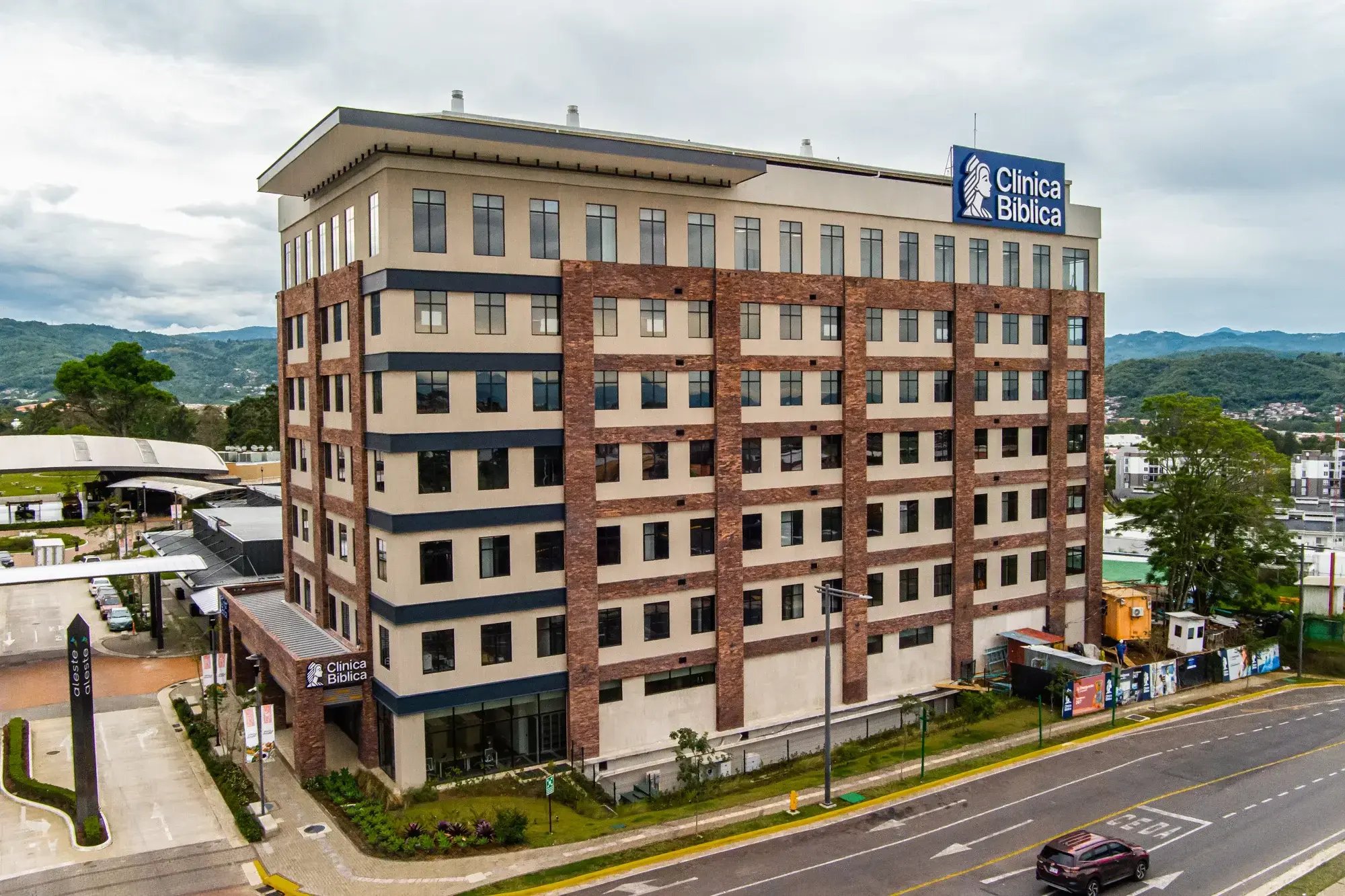 Hospital Clínica Bíblica Escazú, edificio principal en carretera con entorno natural