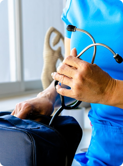 Doctora guardando un estetoscopio en un maletín médico azul