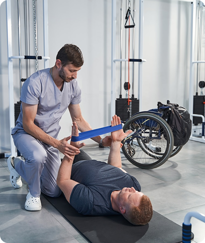 Sesión de fisioterapia con paciente en silla de ruedas usando banda elástica