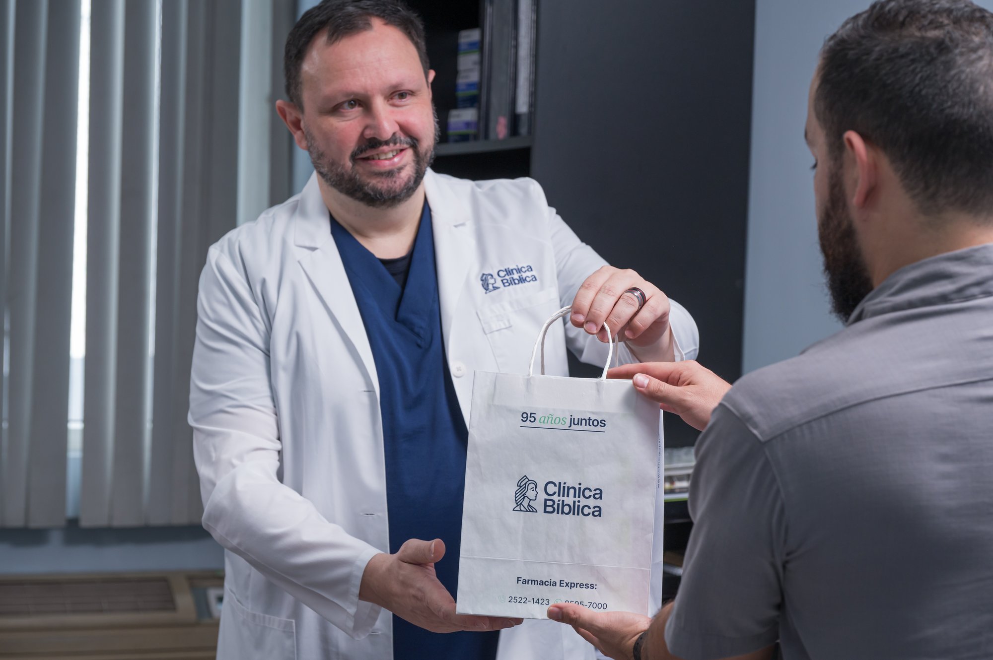 entrega_bolsa_farmacia_clinica_biblica