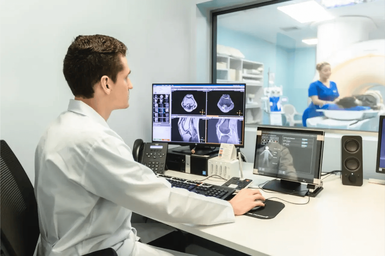 Médico observando imágenes de resonancia magnética en un monitor de control