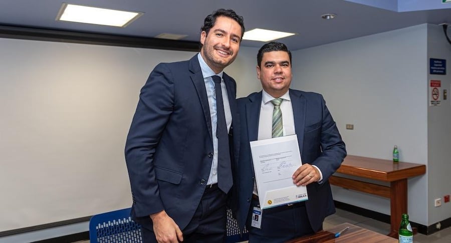 Representantes del Hospital Clínica Bíblica y AstraZeneca durante la firma de una alianza para impulsar una incubadora científica en salud.
