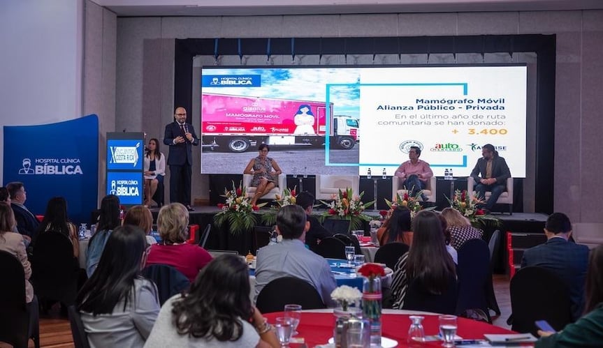 Panel del Hospital Clínica Bíblica durante Encuentro Costa Rica con presentación sobre alianzas sociales y salud.