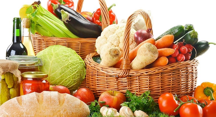 Canastas con frutas, verduras y otros alimentos frescos asociados a una alimentación saludable para el control de la presión arterial