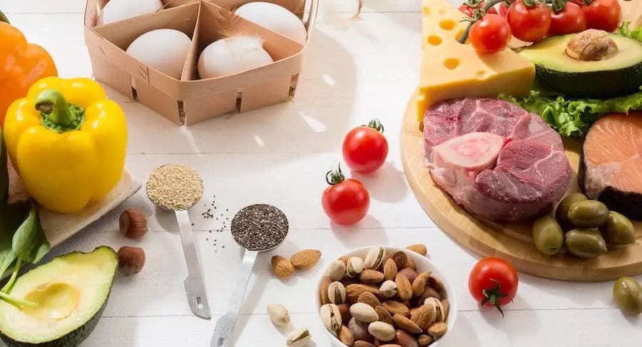 Variedad de alimentos saludables como vegetales, carne, pescado, frutos secos y semillas para una buena nutrición