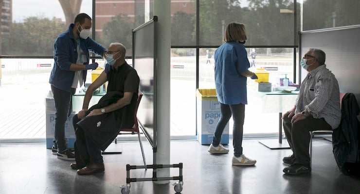Personal de salud aplicando la dosis de la vacuna contra el COVID-19 como parte de la estrategia nacional de inmunización.