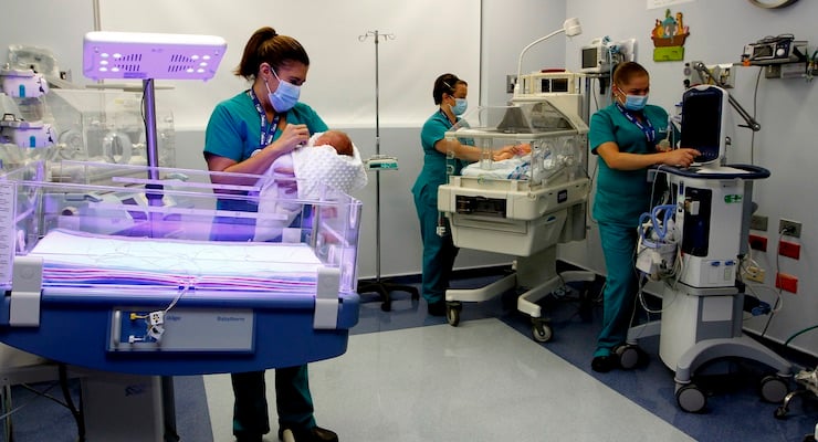 Personal de enfermería del Hospital Clínica Bíblica atiende a recién nacidos en el área de maternidad con equipos especializados