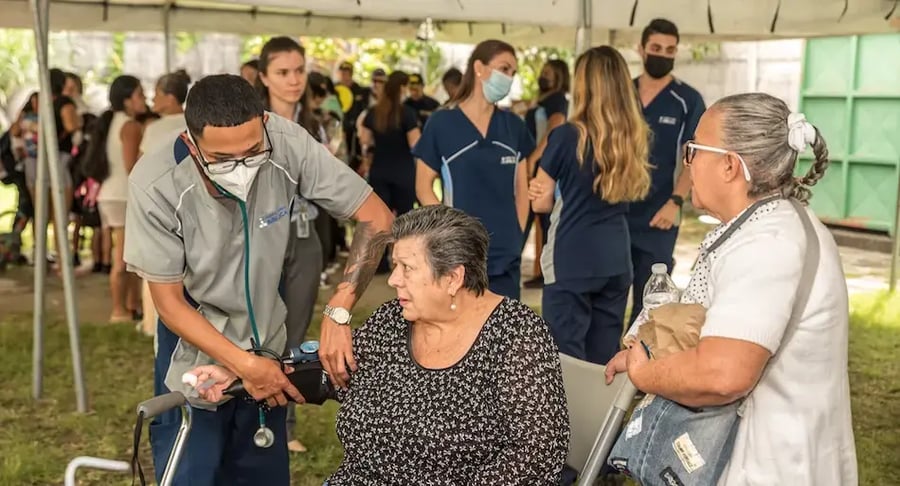 Atención médica a mujer adulta mayor durante actividad comunitaria