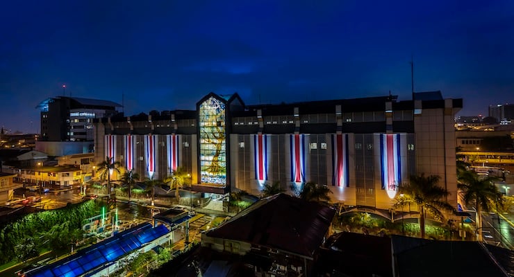 Vista nocturna del Hospital Clínica Bíblica iluminado con los colores de la bandera de Costa Rica durante la conmemoración del bicentenario