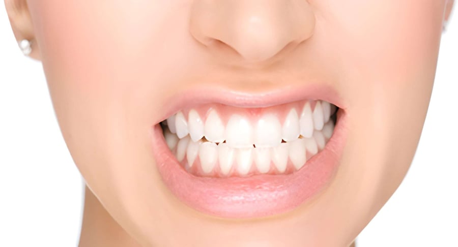 Primer plano de una boca con los dientes apretados y visibles