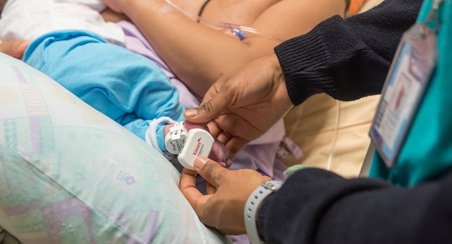 Colocación de brazalete de seguridad en recién nacido como parte del sistema Hugs and Kisses en maternidad hospitalaria