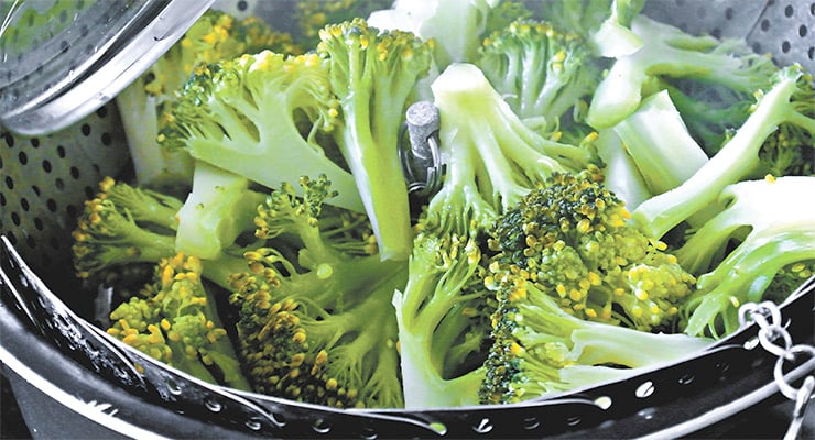 Brócoli cocido dentro de una vaporera metálica