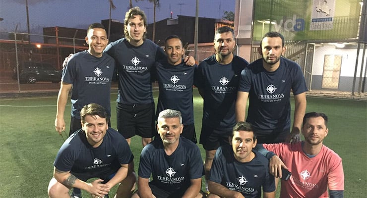 Equipo participante del Torneo BOL durante jornada deportiva en la cancha sintética del Hospital Clínica Bíblica