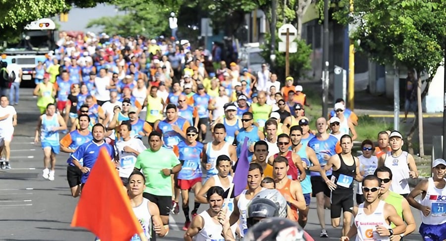 Grupo de personas participando en una carrera atlética en una calle urbana