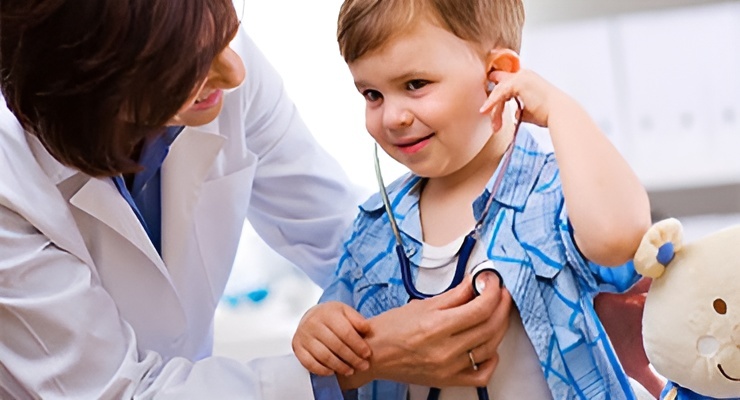 Chequeo médico pediátrico con doctora auscultando a un niño con estetoscopio
