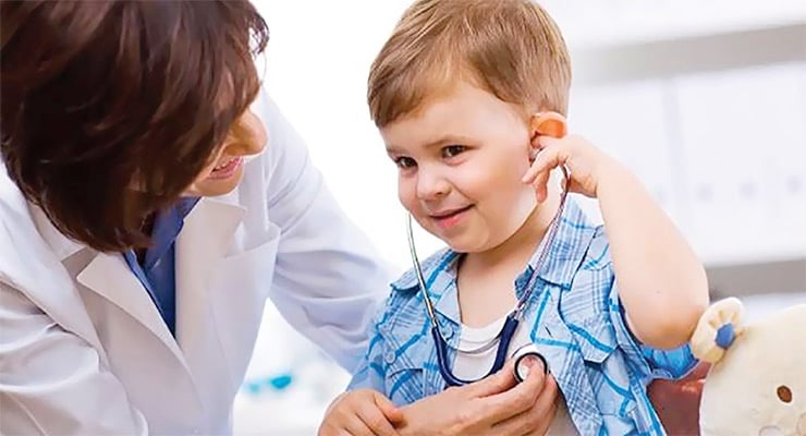 Doctora realizando chequeo médico a niño pequeño durante consulta pediátrica en la Clínica Bíblica.