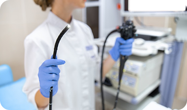 Profesional de la salud preparando un endoscopio en clínica médica