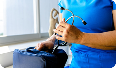 Doctora guardando un estetoscopio en un maletín médico azul
