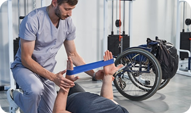 Sesión de fisioterapia con paciente en silla de ruedas usando banda elástica