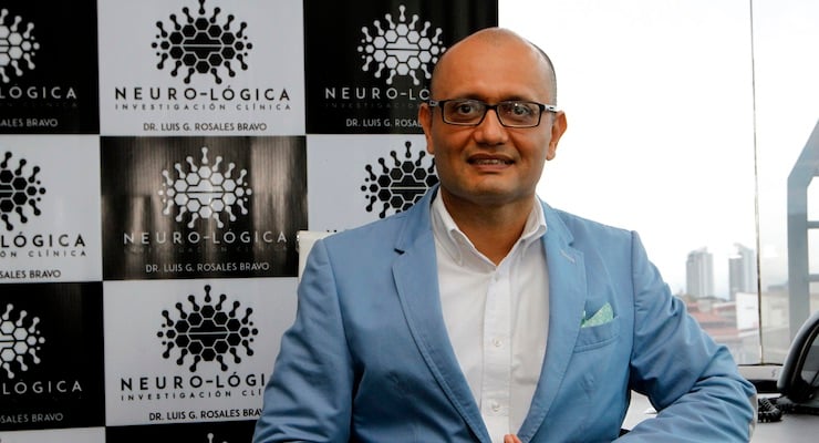 Especialista en neurología del Hospital Clínica Bíblica durante presentación sobre cirugía mínimamente invasiva para aneurismas cerebrales