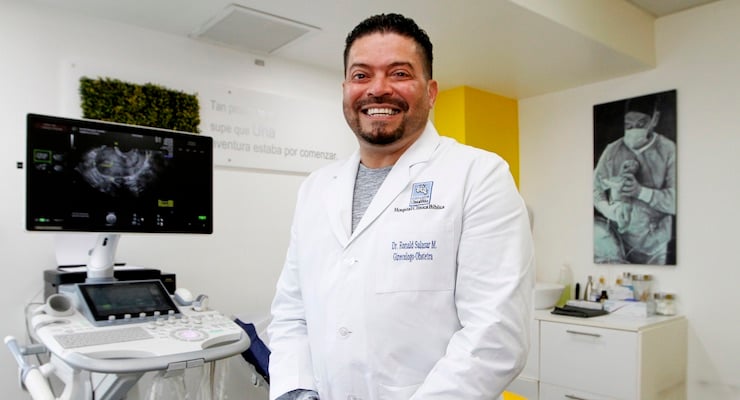 Especialista en ginecología del Hospital Clínica Bíblica en consultorio junto a equipo de ultrasonido ginecológico