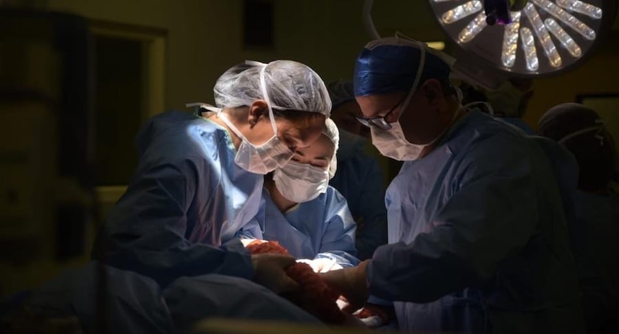 Equipo médico del Hospital Clínica Bíblica realizando una cirugía de hernia en un quirófano.