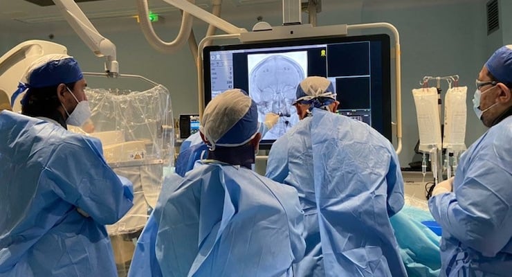Especialistas del Hospital Clínica Bíblica realizan cirugía endovascular con stent para tratar aneurisma cerebral guiados por imágenes