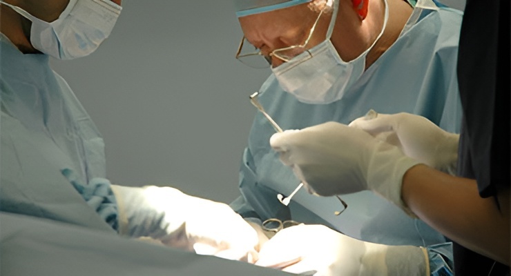 Equipo médico realizando un procedimiento de cirugía plástica en un quirófano