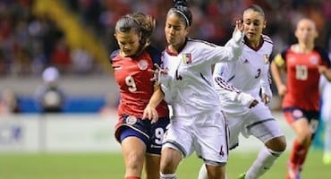Jugadoras de fútbol de Costa Rica y Venezuela disputando el balón durante un partido del Mundial Femenino Sub-17.