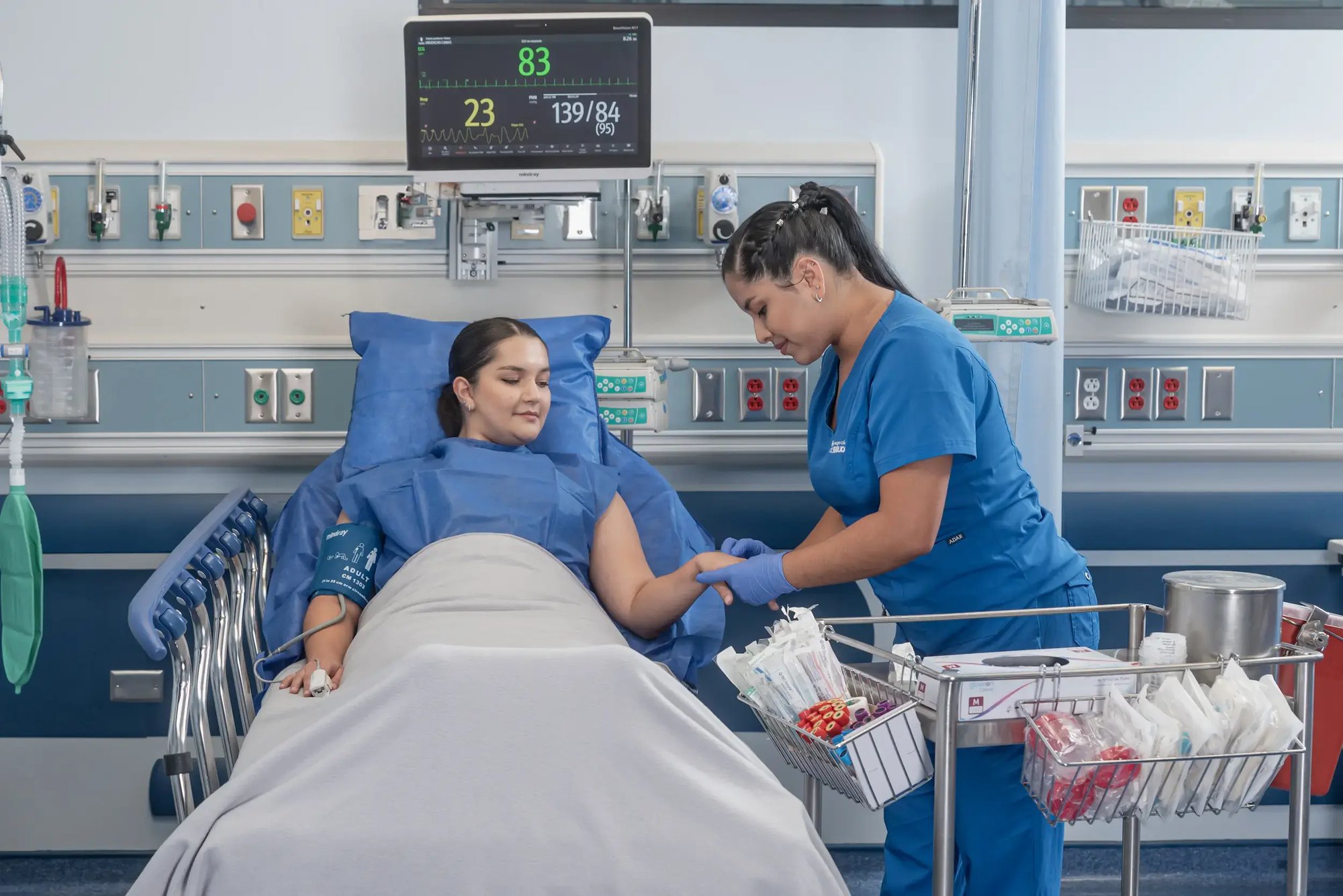 Médico especialista del Hospital Clínica Bíblica explicando los resultados de un examen del corazón a un paciente adulto mayor durante una consulta. Médico especialista del Hospital Clínica Bíblica explicando los resultados de un examen del corazón a un paciente adulto mayor durante una consulta.