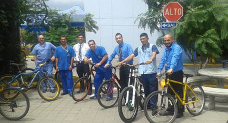 Colaboradores del Hospital Clínica Bíblica participando en actividad de movilidad sostenible con bicicletas