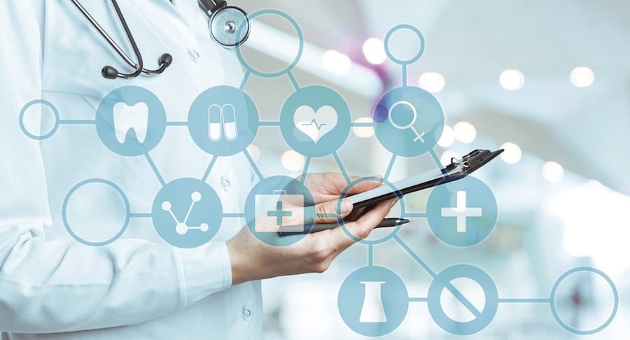 Profesional de la salud revisando información médica digital relacionada con investigación y ética científica.