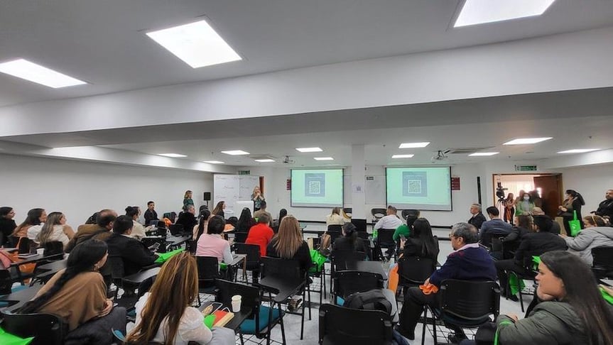 Auditorio con asistentes sentados durante conferencia latinoamericana sobre hospitales verdes y sostenibilidad