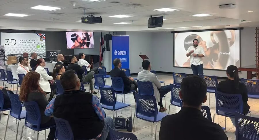Conferencia en la Clínica Bíblica sobre innovación terapéutica y tecnología médica en 3D