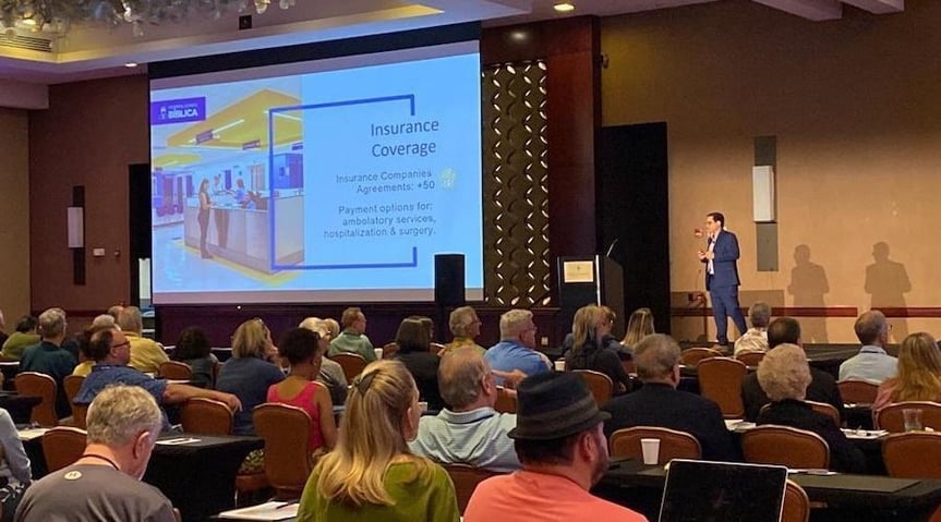 Presentación del Hospital Clínica Bíblica durante una conferencia internacional sobre servicios médicos.