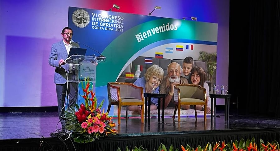 Especialista expone en el IV Congreso Internacional de Geriatría Costa Rica 2022 durante una ponencia académica
