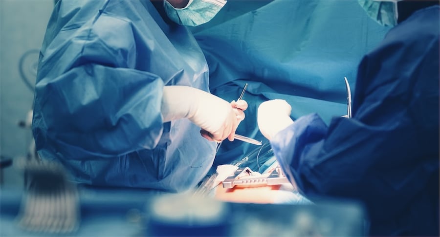 Equipo médico realiza una cirugía con técnica mínimamente invasiva en quirófano del Hospital Clínica Bíblica