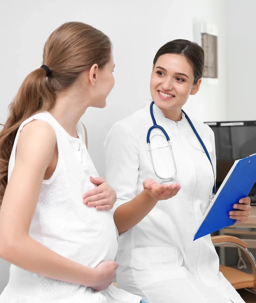 Doctora de la Clínica Bíblica atendiendo consulta prenatal con mujer embarazada.
