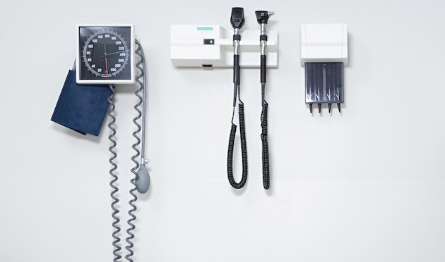 Equipos médicos básicos en consultorio: tensiómetro, otoscopio y termómetro