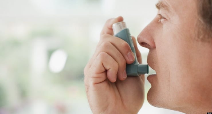 Hombre utilizando un inhalador para tratar el asma