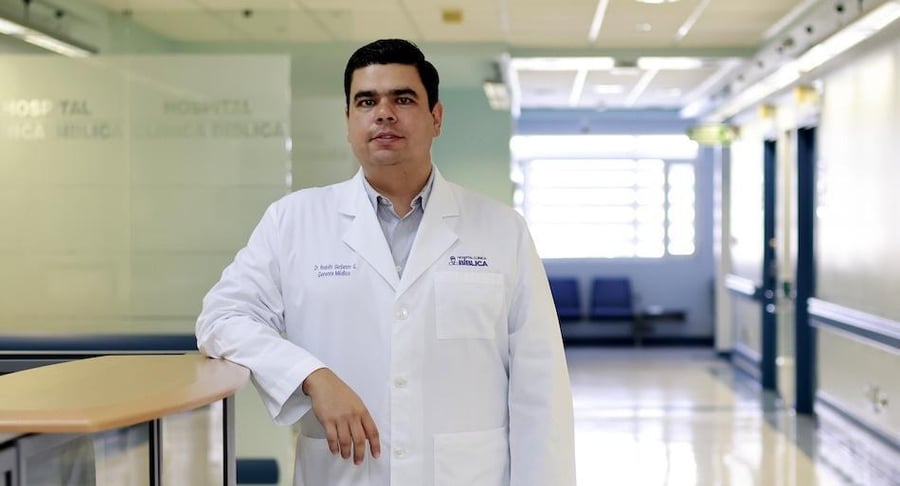 Profesional médico del Hospital Clínica Bíblica en un área interna de la red hospitalaria.